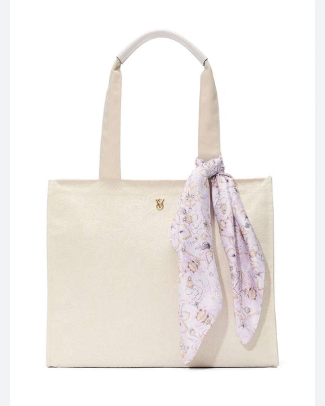 Сумка з повʼязаною хустинкою Victoria's Secret Floral-Embossed Tote Bag With Scarf
