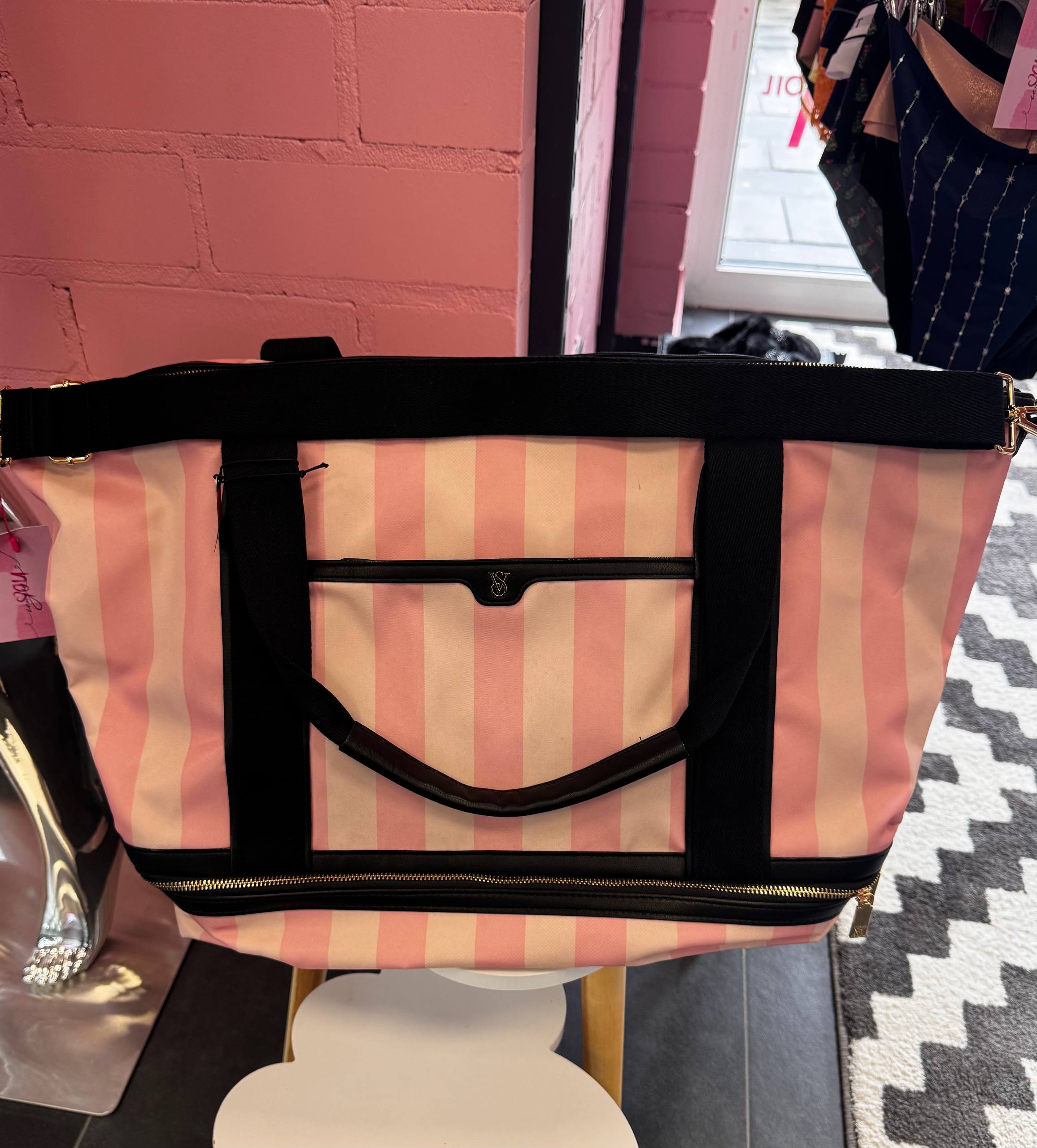 Victoria's Secret сумка велика в смужку Weekender Bag Pink колір - ніжно-рожева крупна смужка з чорними ручками