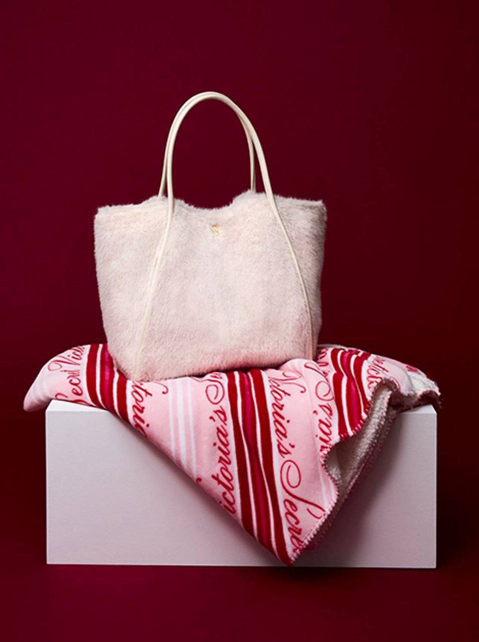 Сумка зі штучного хутра Victoria's Secret Faux-Fur Tote Bag молочна