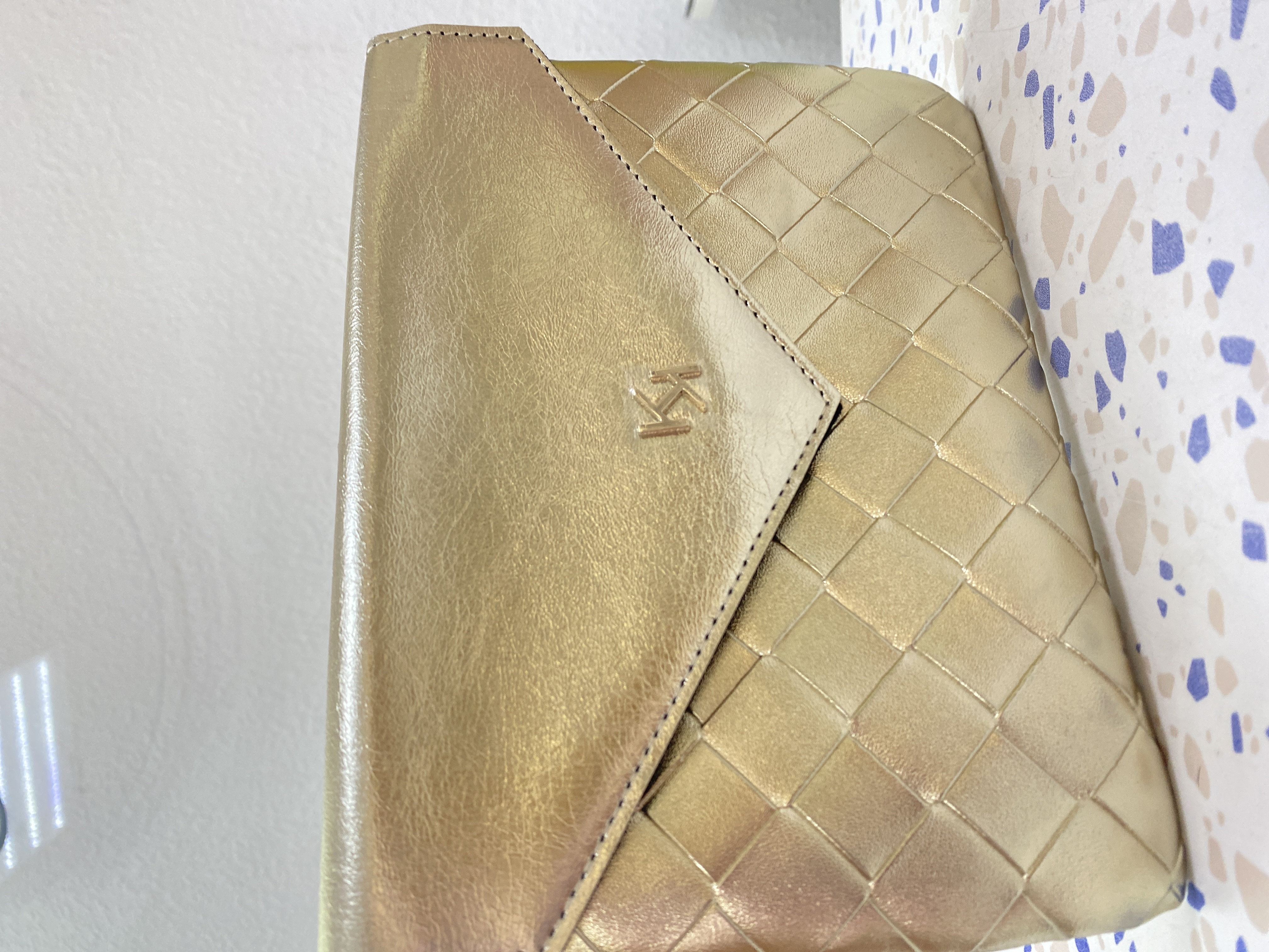 Косметичка KIKO Milano Milano золота з кнопкою