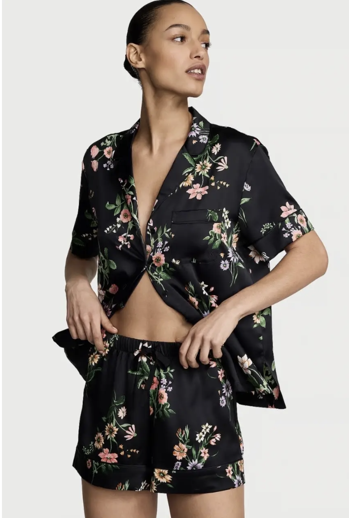 Піжама сатинова чорна з квітами з шортами Victoria's Secret Signature Satin Short Pajama Set