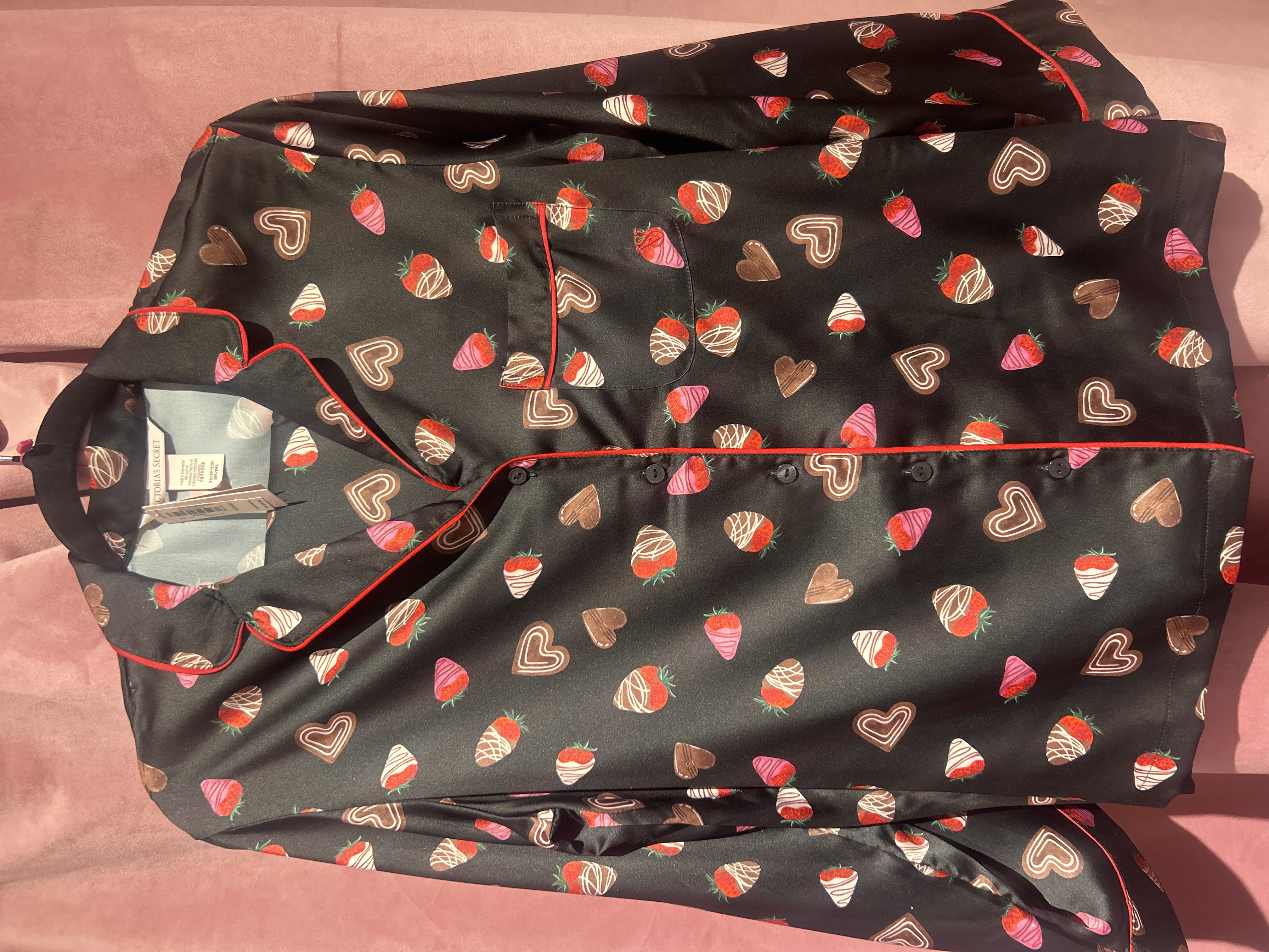 Піжама чорна сатинова полуниця в шоколаді Victoria's Secret The Satin PJ Set Strawberry розмір Xs regular