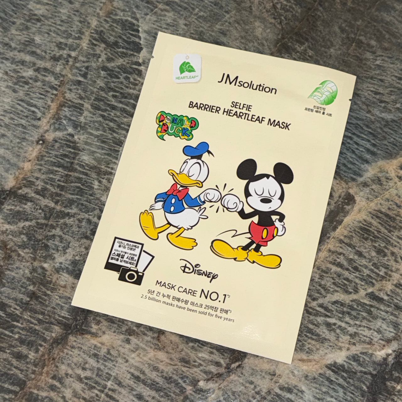 Заспокійлива тканинна маска з хауттюйнією Jmsolution Disney Collection Selfie Barrier Heartleaf Mask